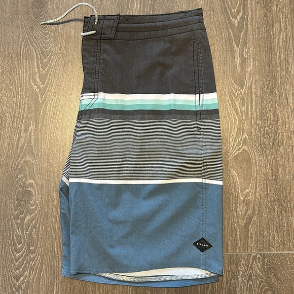 Ripcurl Men’s Bathing Suit - Picture 2 of 3